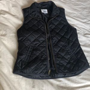 Like new black puffer vest